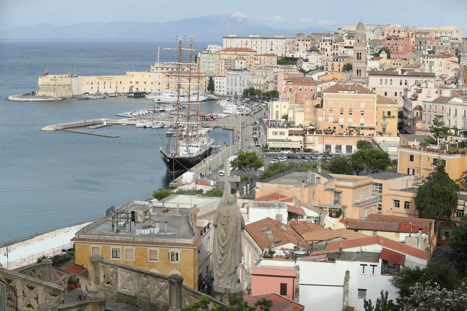 Gaeta Vecchia e il porto visti dall'alto, con il campanile del Duomo