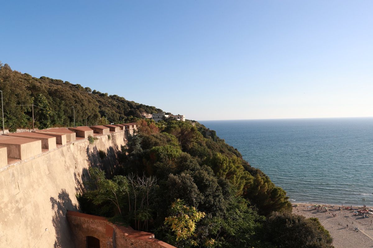 Le mura e il verde di Monte Orlando sopra il mare