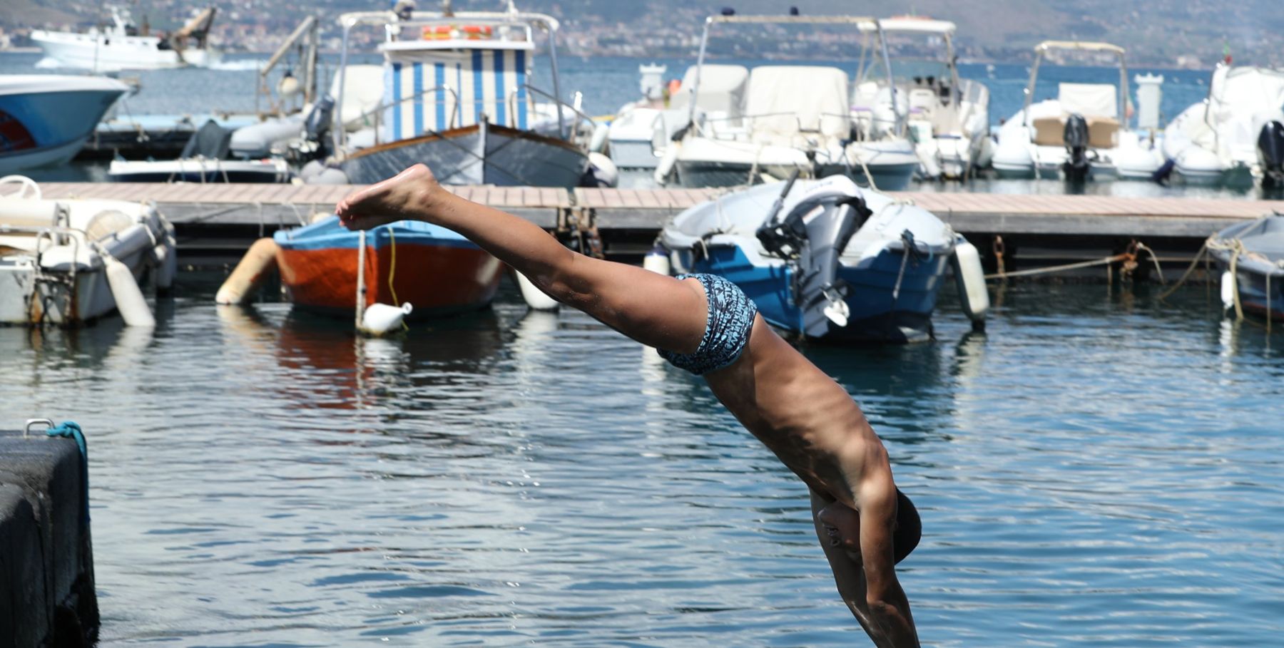 Un tuffo nel porto di Gaeta, con il golfo sullo sfondo